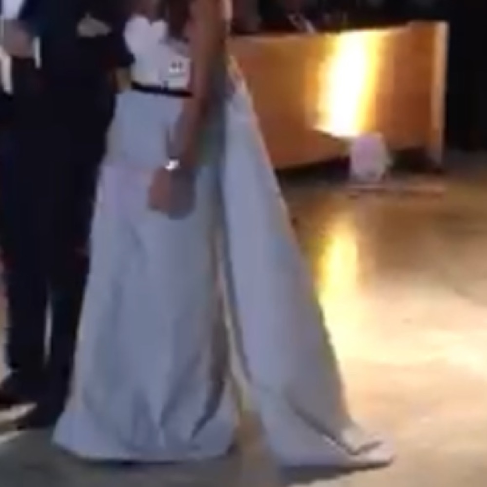 ❗️SOLD❗️Oscar De La Renta Cape Formal Gown - Picture 8 of 8